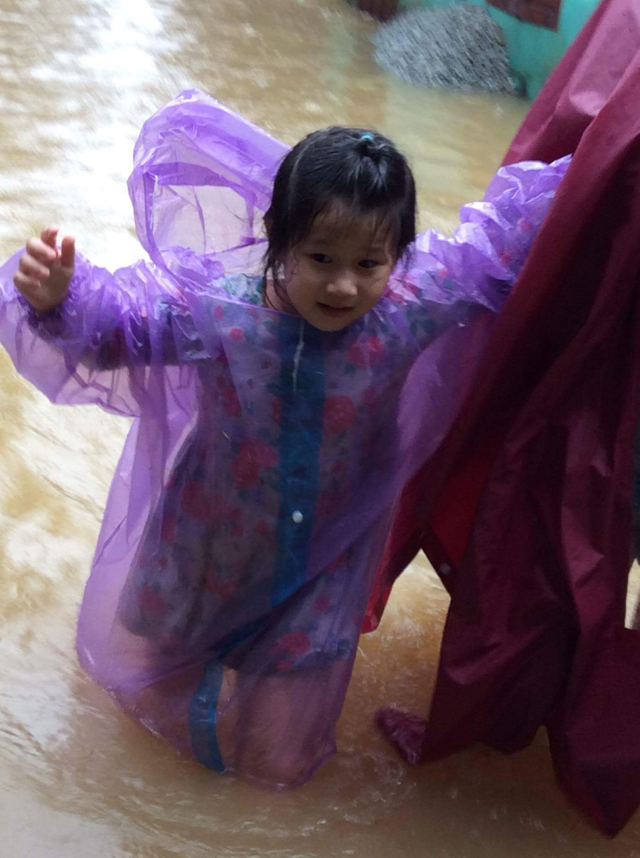 Dân Huế chạy lụt Dân Huế chạy lụt