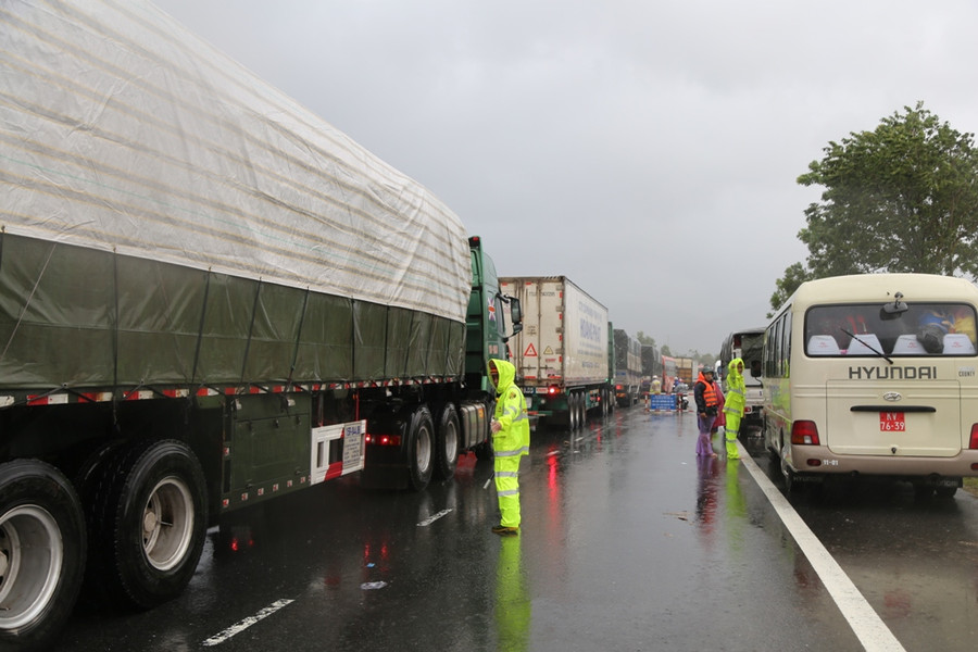 Giao thông trên Quốc Lộ 1A gặp khó khăn do nước lũ tràn lên đường