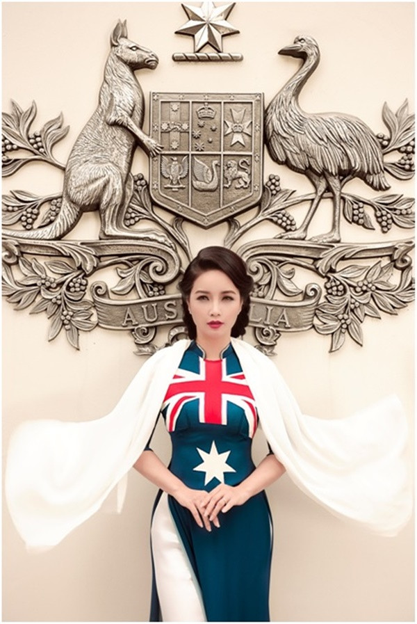 Bộ hình chụp diễn viên Mai Thu Huyền trong trang phục áo dài in quốc kỳ nước Australia đã nhận được rất nhiều sự quan tâm và ủng hộ của công chúng Việt Nam cũng như người dân nước Úc. Bộ hình chụp diễn viên Mai Thu Huyền trong trang phục áo dài in quốc kỳ nước Australia đã nhận được rất nhiều sự quan tâm và ủng hộ của công chúng Việt Nam cũng như người dân nước Úc.