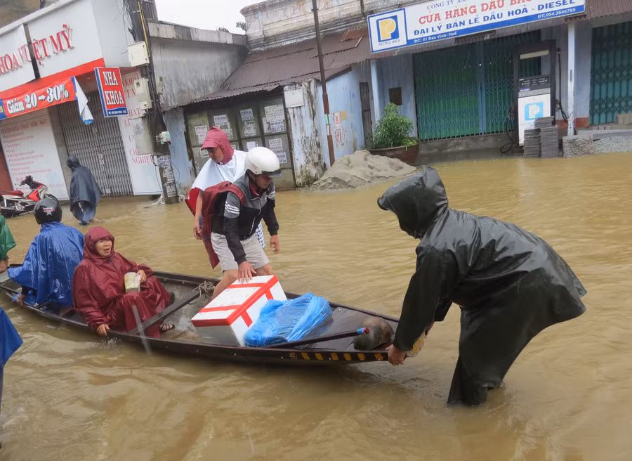 Đò là phương tiện đi lại duy nhât của người dân vùng rốn lũ Quảng Điền