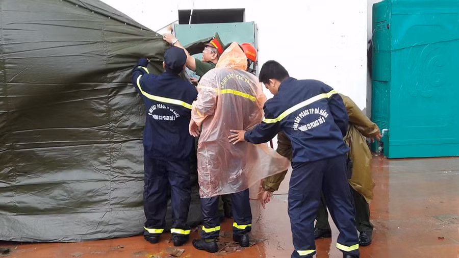 Cán bộ, chiến sĩ dầm mưa lạnh khắc phục hậu quả mưa bão, chuẩn bị đón APEC 2017. Cán bộ, chiến sĩ dầm mưa lạnh khắc phục hậu quả mưa bão, chuẩn bị đón APEC 2017.