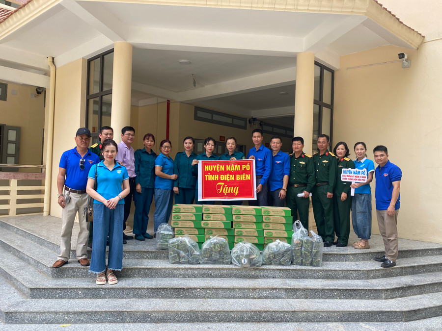 Trao tặng thực phẩm cho cán bộ, chiến sỹ và lực lượng tham gia luyện tập.