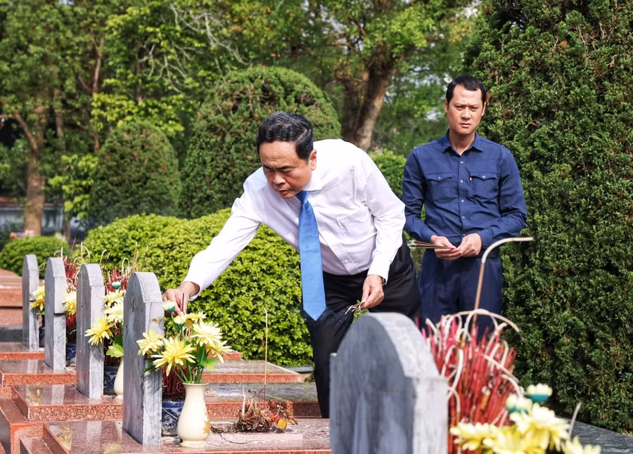 Ông Trần Thanh Mẫn, Phó Chủ tịch Thường trực Quốc hội thắp hương phần mộ các anh hùng liệt sĩ.