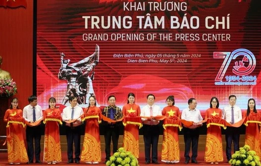 Các đại biểu cắt băng khai trương Trung tâm báo chí tuyên truyền lễ kỷ niệm 70 năm Chiến thắng Điện Biên Phủ tại Điện Biên.