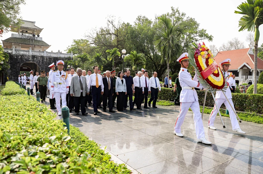 Đoàn đại biểu lãnh đạo Đảng, Nhà nước tới đặt vòng hoa, dâng hương tưởng niệm các anh hùng, liệt sĩ tại Nghĩa trang Liệt sĩ quốc gia A1.