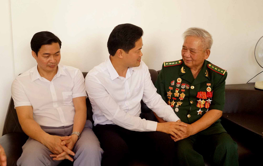 Ông Vũ Mạnh Hà, Phó Bí thư Thường trực Tỉnh ủy Lai Châu (ngồi giữa) thăm hỏi, động viên Chiến sĩ Điện Biên Nguyễn Giang Lam, tại thành phố Lai Châu.