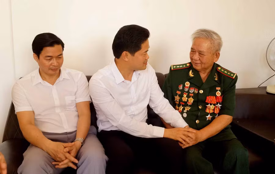 Ông Vũ Mạnh Hà, Phó Bí thư Thường trực Tỉnh ủy Lai Châu (ngồi giữa) thăm hỏi, động viên Chiến sĩ Điện Biên Nguyễn Giang Lam, tại thành phố Lai Châu.