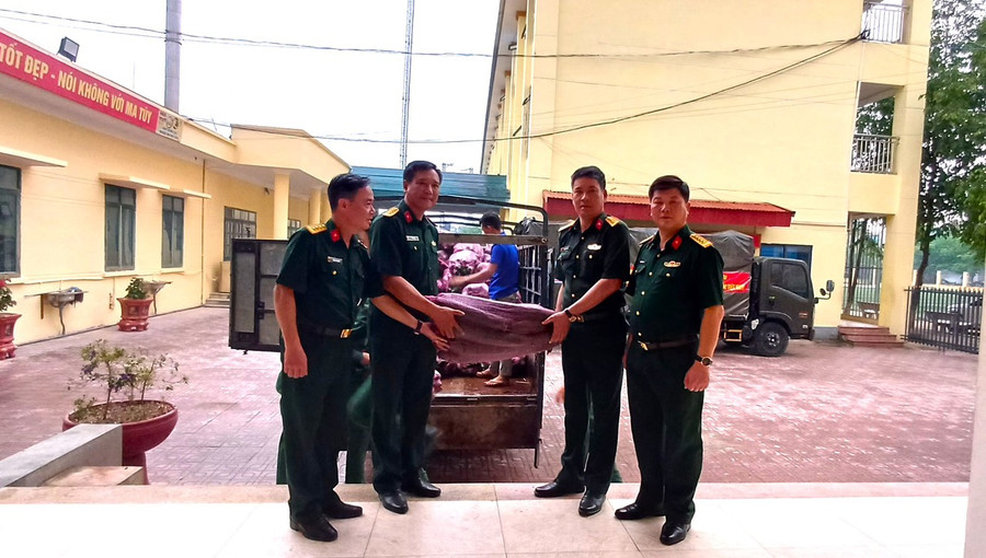 Các lực lượng tiếp nhận nông sản từ Nậm Pồ.