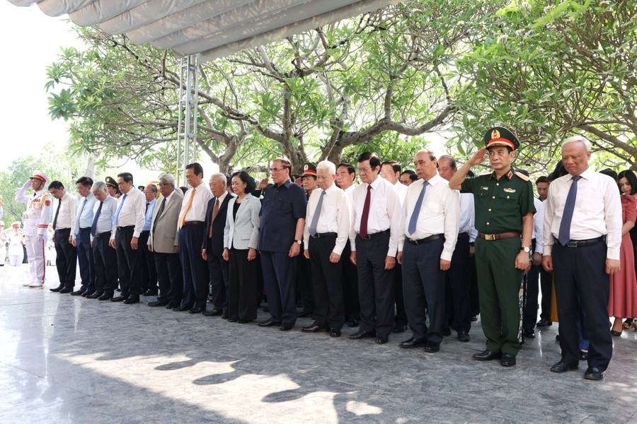 Các đại biểu dành phút mặc niệm tưởng niệm anh hùng liệt sĩ.