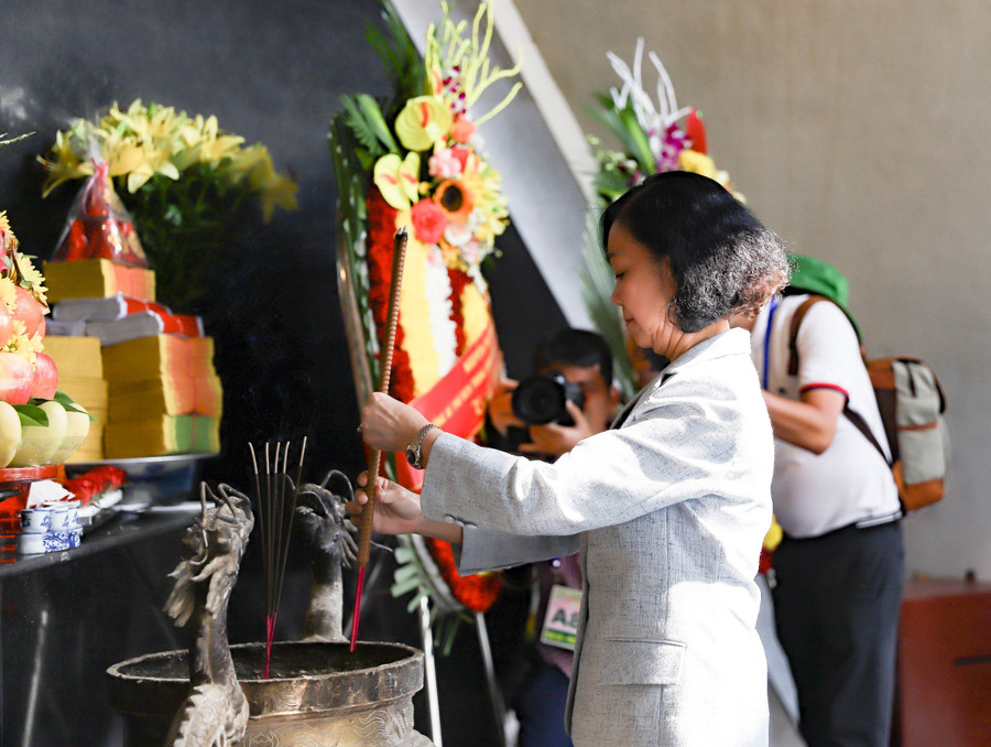 Bà Trương Thị Mai dâng hương tưởng niệm các anh hùng liệt sĩ.