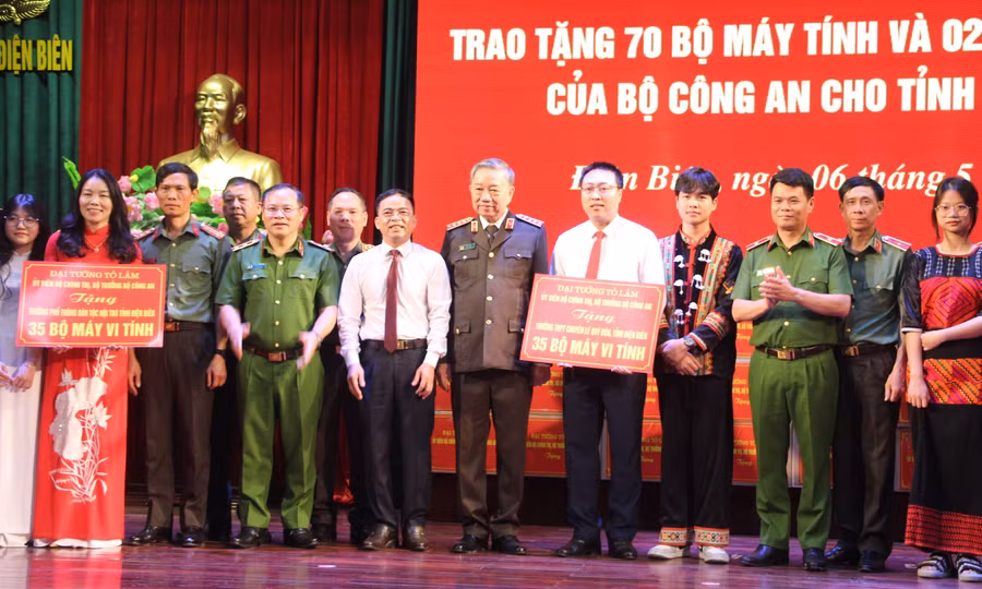 Bộ trưởng Tô Lâm trao tặng 70 bộ máy tính cho 2 trường học ở Điện Biên.