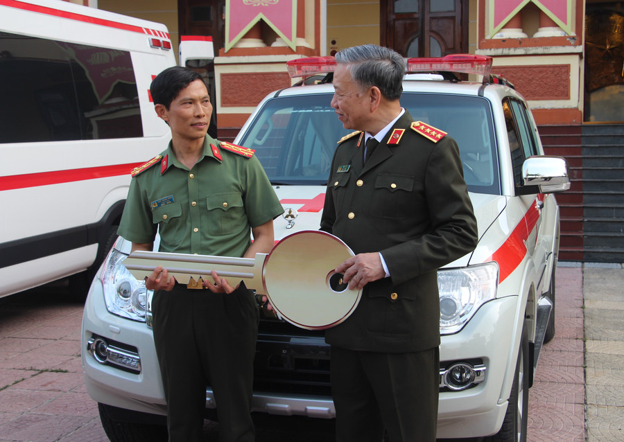Trao tặng xe cứu thương cho Công an tỉnh Điện Biên. Trao tặng xe cứu thương cho Công an tỉnh Điện Biên.