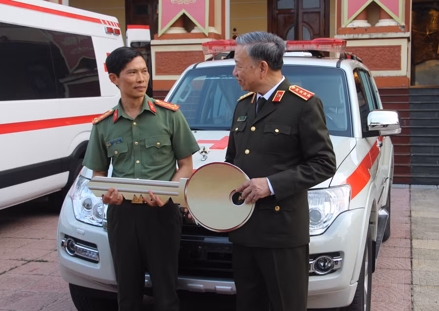 Trao tặng xe cứu thương cho Công an tỉnh Điện Biên.