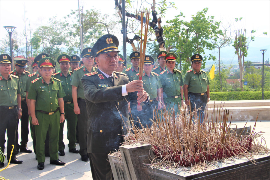 Bộ trưởng Tô Lâm viếng Đền thờ liệt sỹ tại Chiến trường Điện Biên Phủ. Bộ trưởng Tô Lâm viếng Đền thờ liệt sỹ tại Chiến trường Điện Biên Phủ.