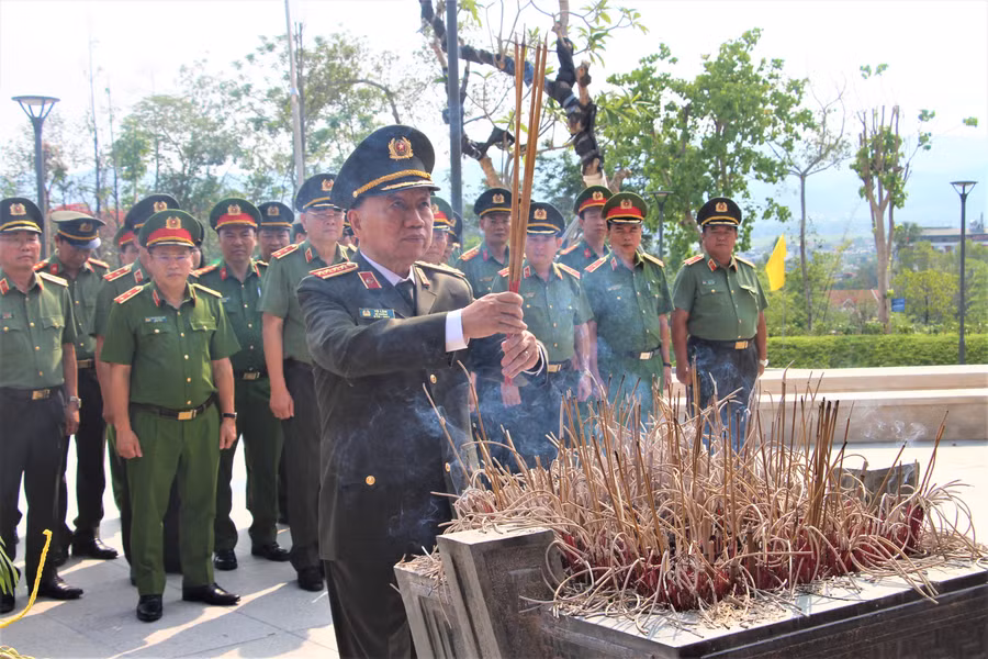 Bộ trưởng Tô Lâm viếng Đền thờ liệt sỹ tại Chiến trường Điện Biên Phủ.