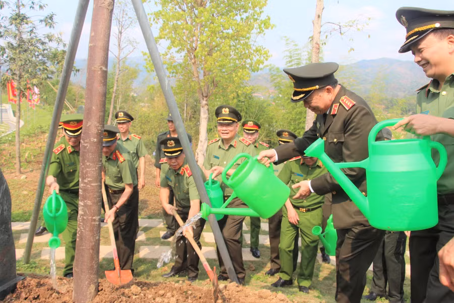 Bộ trưởng Tô Lâm trồng cây lưu niệm tại Đền thờ liệt sỹ.