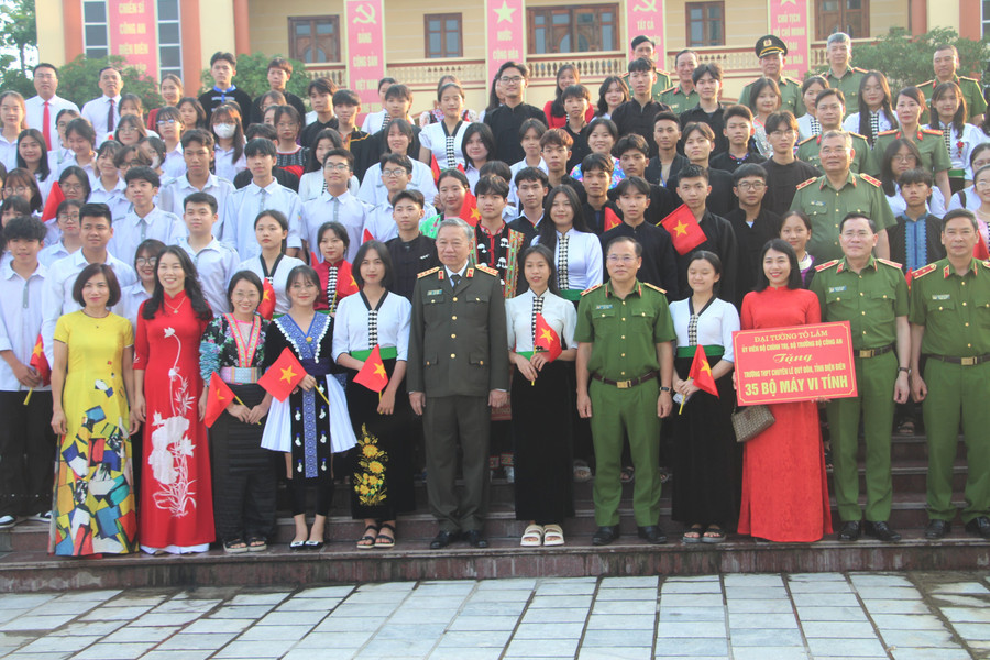 Bộ trưởng Tô Lâm, lãnh đạo Bộ Công an, Công an tỉnh Điện Biên chụp ảnh lưu niệm cùng thầy trò 2 trường học được nhận máy tính. Bộ trưởng Tô Lâm, lãnh đạo Bộ Công an, Công an tỉnh Điện Biên chụp ảnh lưu niệm cùng thầy trò 2 trường học được nhận máy tính.