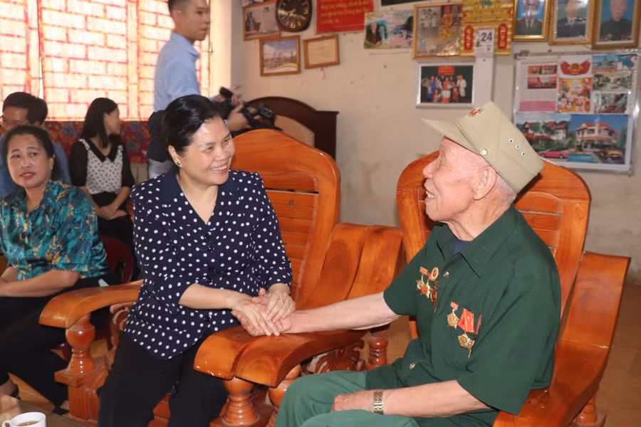 Bà Giàng Páo Mỷ, Bí thư Tỉnh ủy Lai Châu thăm hỏi chiến sĩ Điện Biên Nguyễn Văn Cư, (phường Tân Phong, thành phố Lai Châu).