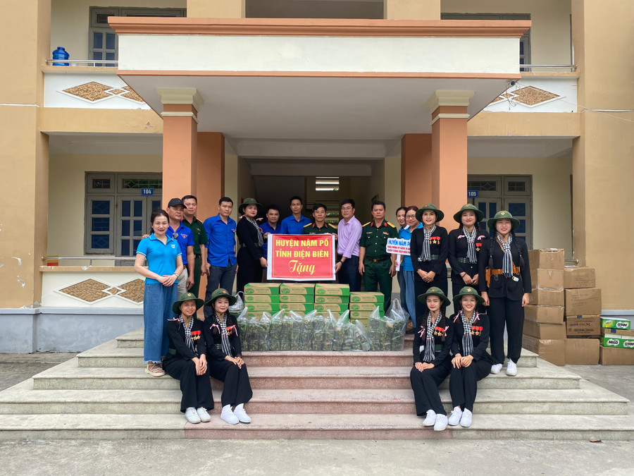 Khối Nữ du kích miền Nam tiếp nhận ủng hộ từ Nậm Pồ.