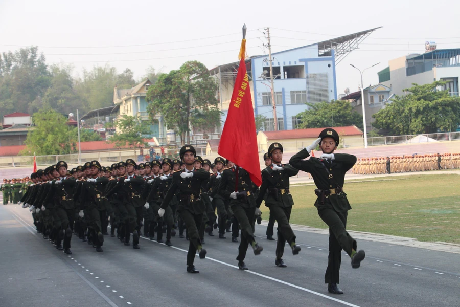 Các đơn vị tham gia diễu binh, diễu hành tập luyện tại sân vận động tỉnh Điện Biên. 