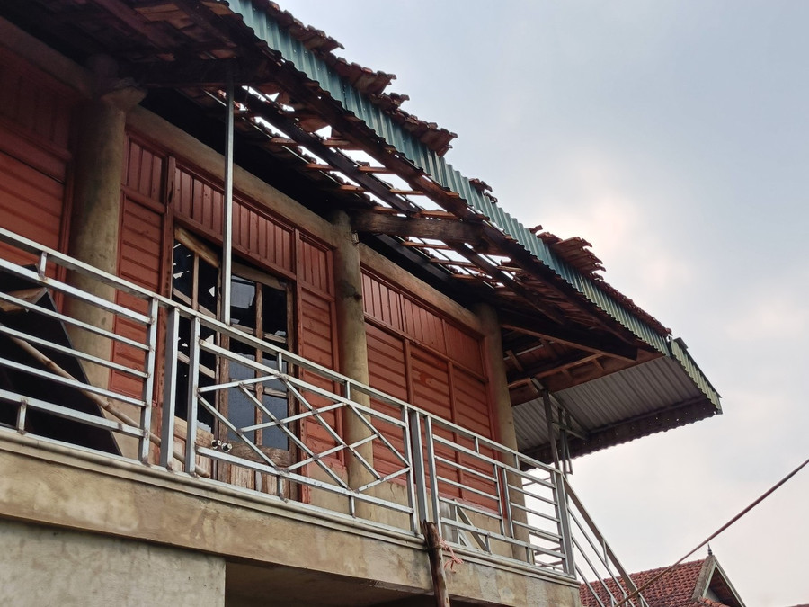 Tốc mái tại bản Bông, xã Noong Hẹt. Tốc mái tại bản Bông, xã Noong Hẹt.