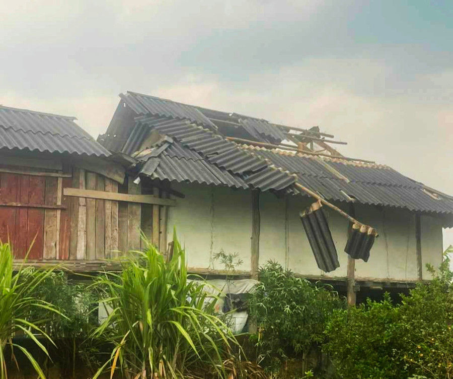 Tốc mái nhà ông Quàng Văn Biển, xã Noong Hẹt, huyện Điện Biên. Tốc mái nhà ông Quàng Văn Biển, xã Noong Hẹt, huyện Điện Biên.