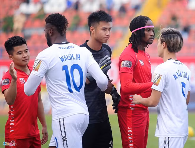 Thủ thành Nguyễn Văn Toản (áo đen) đang thể hiện sự tiến bộ vượt bậc trong màu áo Hải Phòng