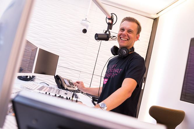 DJ nổi tiếng Armin van Buuren DJ nổi tiếng Armin van Buuren