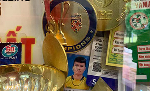 Tủ kính nhà Quang Hải chật kín những danh hiệu, nhưng thiếu Huy chương Vàng SEA Games.