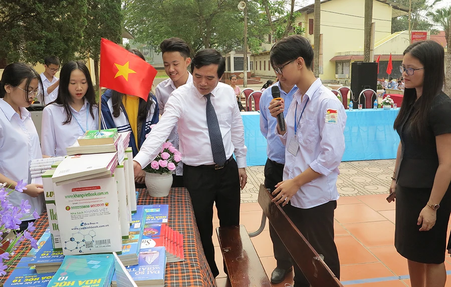 Các em học sinh thuyết trình với các đại biểu về những cuốn sách hay được trưng bày chương trình.