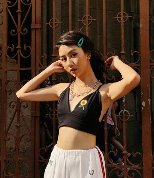 Kẹp tóc bản to: Phụ kiện làm mưa làm gió trong hè 2019 ảnh 6 Kẹp tóc bản to: Phụ kiện làm mưa làm gió trong hè 2019 ảnh 5