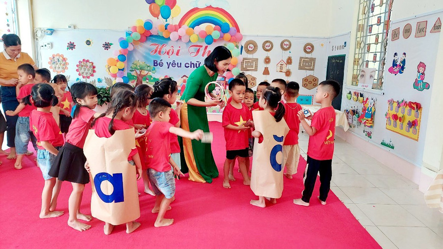 Trẻ nhiệt tình tham gia Hội thi Bé yêu chữ do Trường Mầm non xã Thanh Chăn tổ chức. Trẻ nhiệt tình tham gia Hội thi Bé yêu chữ do Trường Mầm non xã Thanh Chăn tổ chức.