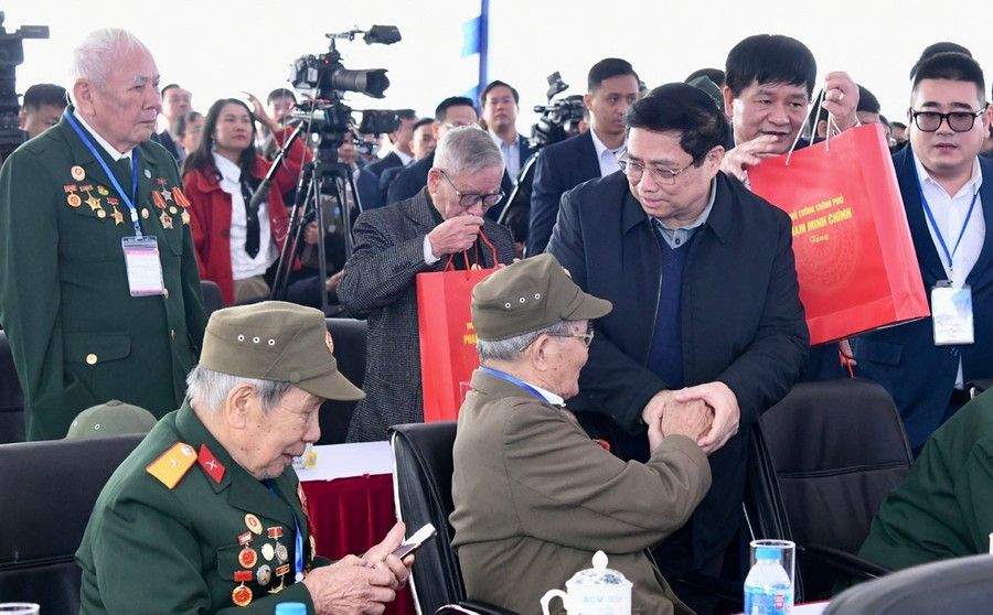 Nhân dịp này, Thủ tướng Phạm Minh Chính tặng quà, động viên 20 chiến sĩ Điện Biên. Nhân dịp này, Thủ tướng Phạm Minh Chính tặng quà, động viên 20 chiến sĩ Điện Biên.