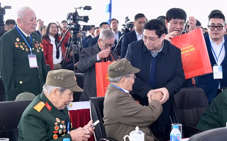 Nhân dịp này, Thủ tướng Phạm Minh Chính tặng quà, động viên 20 chiến sĩ Điện Biên.