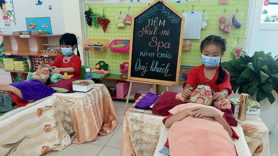 Trẻ được trải nghiệm thực hành kỹ năng sống ngay trong trường học. Trẻ được trải nghiệm thực hành kỹ năng sống ngay trong trường học.