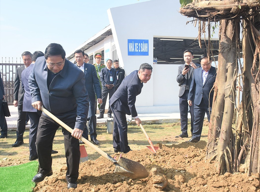 Thủ tướng Phạm Minh Chính trồng cây lưu niệm tại Cảng Hàng không Điện Biên. Thủ tướng Phạm Minh Chính trồng cây lưu niệm tại Cảng Hàng không Điện Biên.
