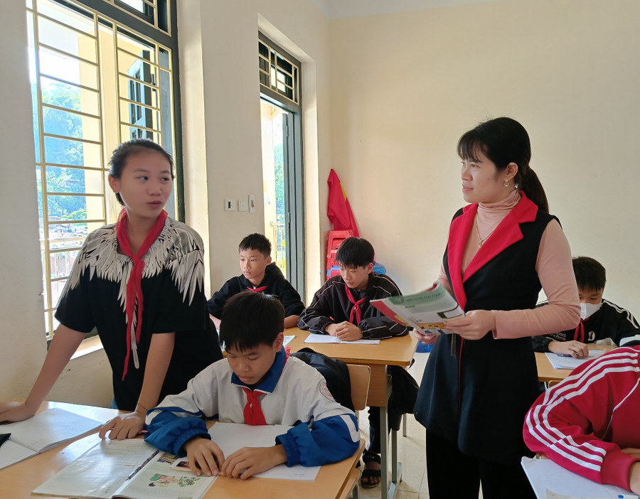 Cô trò trường Tiểu học và THCS xã Sam Mứn, huyện Điện Biên. Cô trò trường Tiểu học và THCS xã Sam Mứn, huyện Điện Biên.