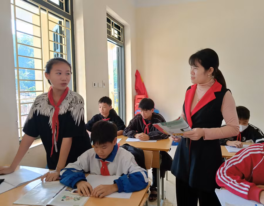 Cô trò trường Tiểu học và THCS xã Sam Mứn, huyện Điện Biên.