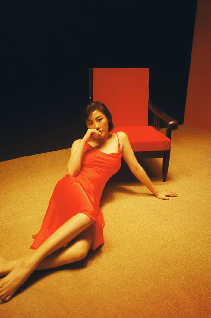 Văn Mai Hương gửi gắm nhiều cung bậc cảm xúc của cô trong MV “Đốt”.