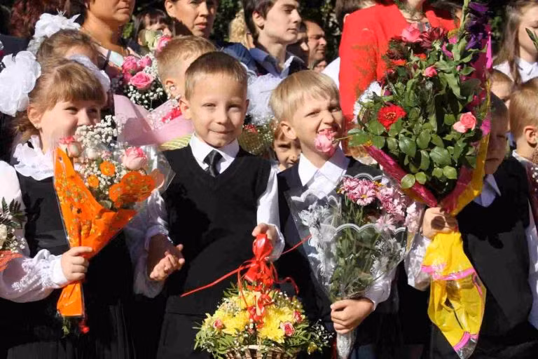 Covid-19 không ngăn nổi niềm vui của HS trong ngày khai trường.