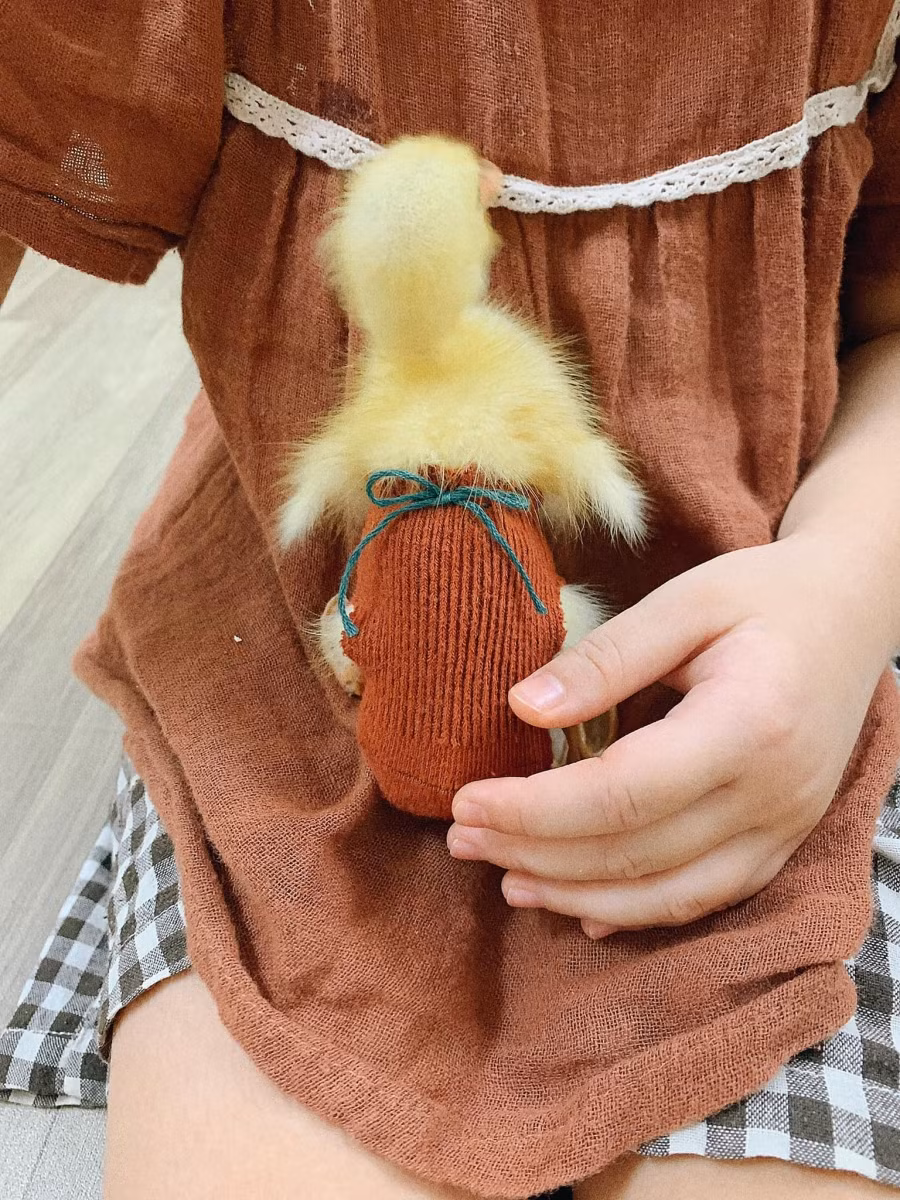 2 chị em diện đồ đôi.