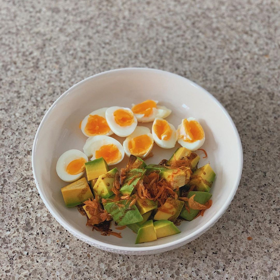 Học theo thực đơn bữa sáng nhanh gọn với quả bơ của Hà Tăng để giúp giữ dáng, đẹp da - Ảnh 5.