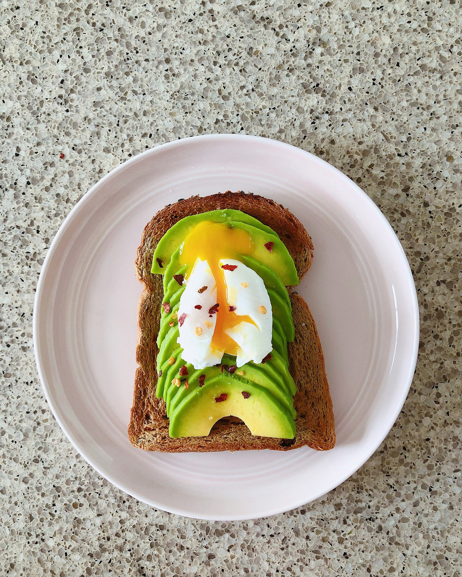 Học theo thực đơn bữa sáng nhanh gọn với quả bơ của Hà Tăng để giúp giữ dáng, đẹp da - Ảnh 2.