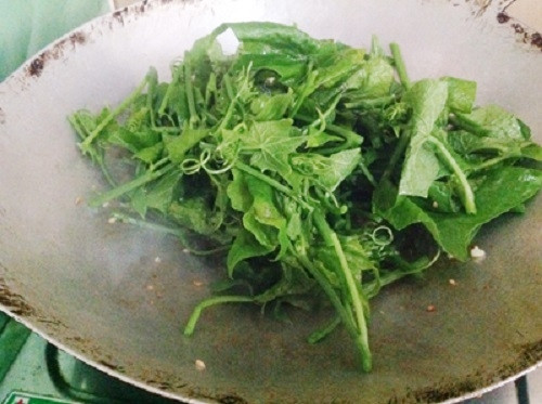 Cách làm ngọn su su xào tỏi cực ngon, giòn xanh mướt mắt ảnh 5 su-su-blogtamsuvn5