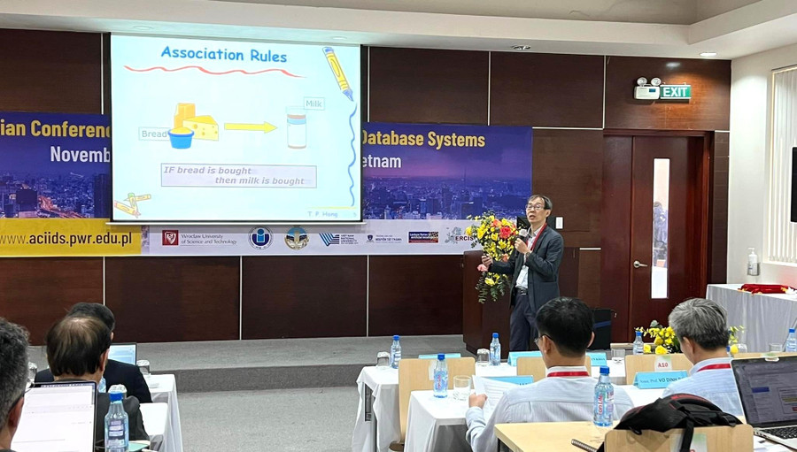Giáo sư Tzung-Pei Hong, Trường ĐH Quốc gia Tôn Trung Sơn, Đài Loan trình bày tại hội nghị. 