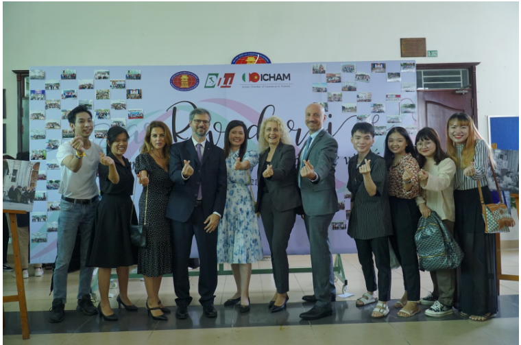 Sinh viên Ngữ văn Ý chụp ảnh cùng khách mời trong lễ kỉ niệm 10 năm thành lập bộ môn - Ảnh: Bộ môn Ngữ văn Ý.