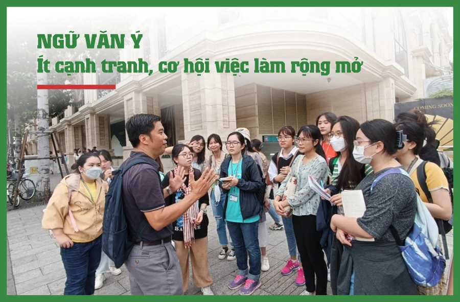 Sinh viên ngành Ngữ văn Ý tham gia học tập trực tiếp ngoài nhà trường. 