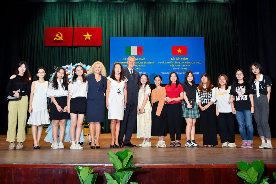 Sinh viên Ngữ văn Ý và Tổng Lãnh sự Ý Enrico Padula trong dịp kỷ niệm 50 năm thiết lập quan hệ ngoại giao Việt Nam - Italia - Ảnh: Bộ môn Ngữ Văn Ý.