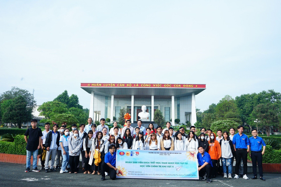 Sinh viên Khoa Triết học trong một hoạt động học tập, trải nghiệm.