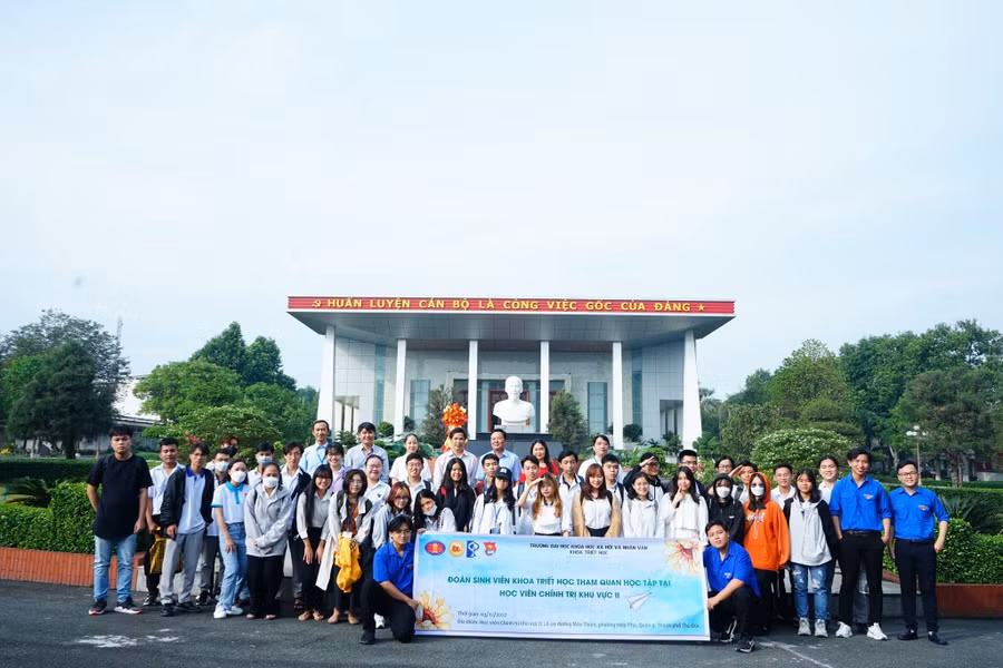 Sinh viên Khoa Triết học trong một hoạt động học tập, trải nghiệm.